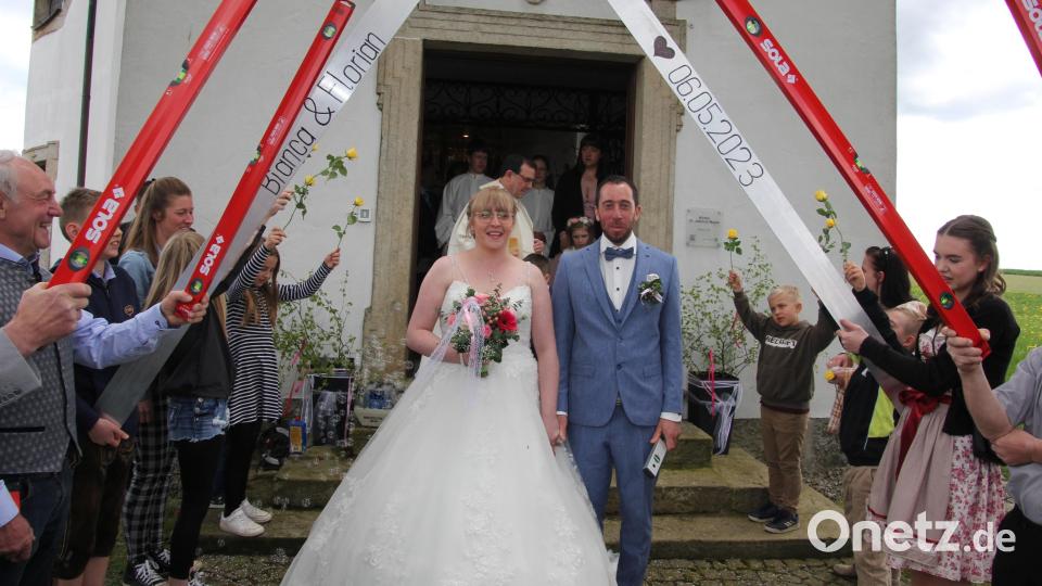 Die Arbeitskollegen/innen des Bräutigams erwarteten das Brautpaar nach dem Verlassen der Jakobus-Kirche im Ehrenspalier. Bild: kro