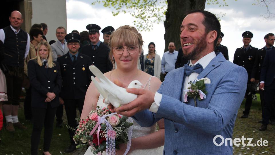 Das Brautpaar ließ weiße Tauben gen Himmel steigen. Bild: kro