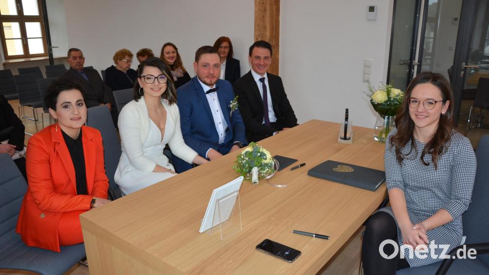 Für die standesamtliche Trauung von Valeria Barra und Julian Süß wurde erstmals das neue Trauungszimmer im sanierten Historischen Rathaus genutzt. Mit im Bild Trauzeugin Caterina Arenare (links) und Fabian Süß (rechts neben dem Bräutigam) sowie Standesbeamte Luisa Kamm (rechts). Bild: jr