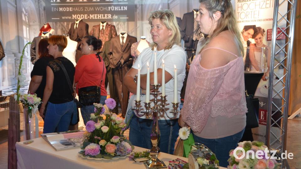 Bei der ersten Hochzeitsmesse in der Stadthalle präsentierten sich 26 Aussteller und gaben Tipps und lieferten Vorschläge für den Hochzeitstag. Bild: dob