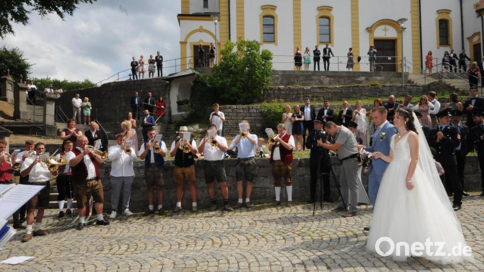 Beim &quot;Böhmischen Traum&quot; dürfen Dominik und Julia Riedel die &quot;Eslarner Werkstattmusikanten&quot; und das Vereinsorchester Waidhaus dirigieren. Bild: bey