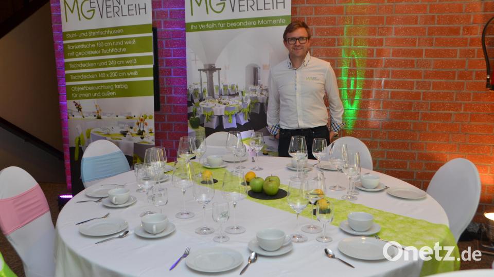 Bei der ersten Hochzeitsmesse in der Stadthalle präsentierten sich 26 Aussteller und gaben Tipps und lieferten Vorschläge für den Hochzeitstag. Bild: dob