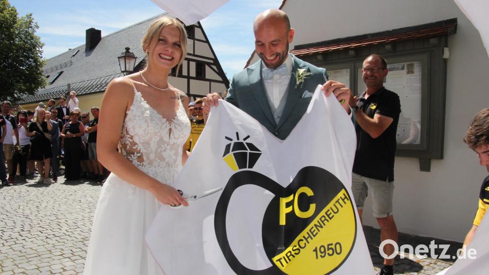 Das Brautpaar musste aus einem Laken ein Herz mit dem Emblem des FC Tirschenreuth herausschneiden. Bild: kro