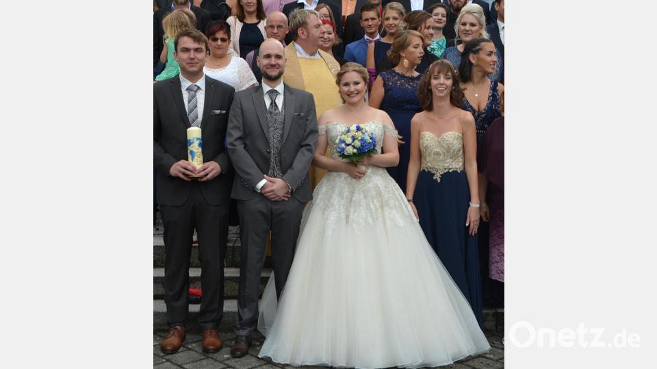 Eine Traumhochzeit feierten Thomas und Katharina Meyer. Pfarrer Albert Hölzl traute das Paar. Viele Verwandte und Freunde begleiteten das Paar in den siebten Ehehimmel. Bild: dob