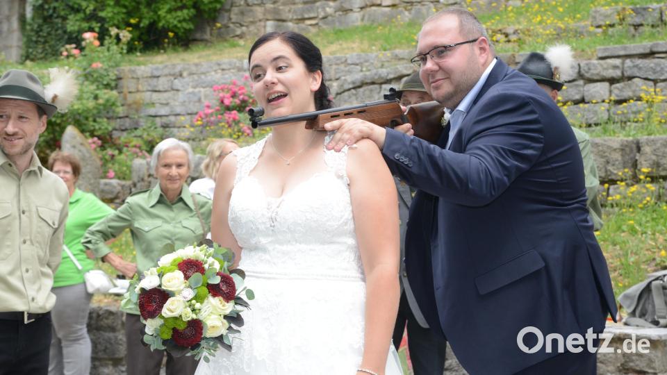 Trotz "aufgelegten" Schusses ist Braut Marina Kleber später treffsicherer als Bräutigam Michael Kraus. Bild: bey