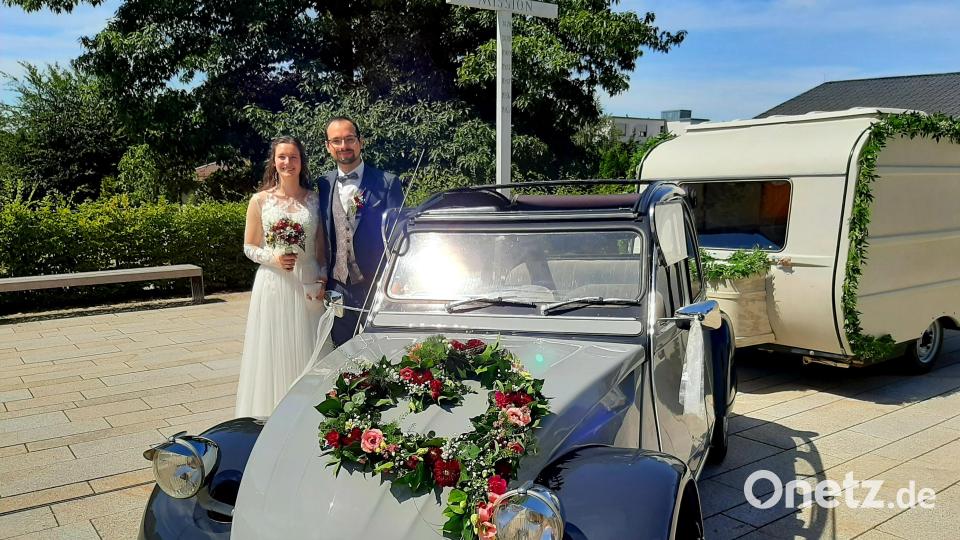 Mit einer schnuckeligen Oldtimer-Ente samt Oldtimer-Wohnwagen fuhren Michael und Laura Ziegler zur Trauung auf dem Schirmitzer Kirchplatz vor. Bild: ise