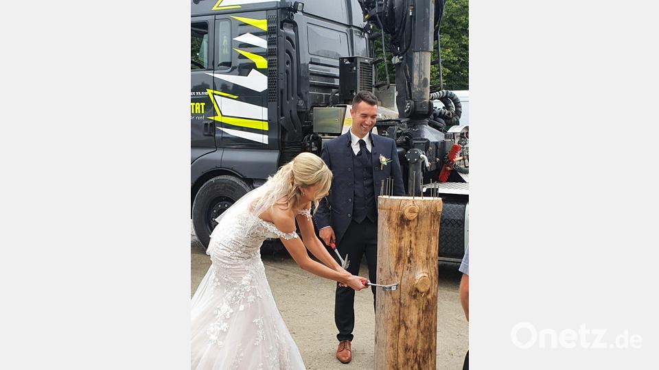 Die Mitarbeiter hatten für ihren Chef Christof Sporrer und seiner Frau Christina einiges vorbereitet. Das Paar musste unter anderem Nägel in einen Baumstamm hämmern. Bild: exb