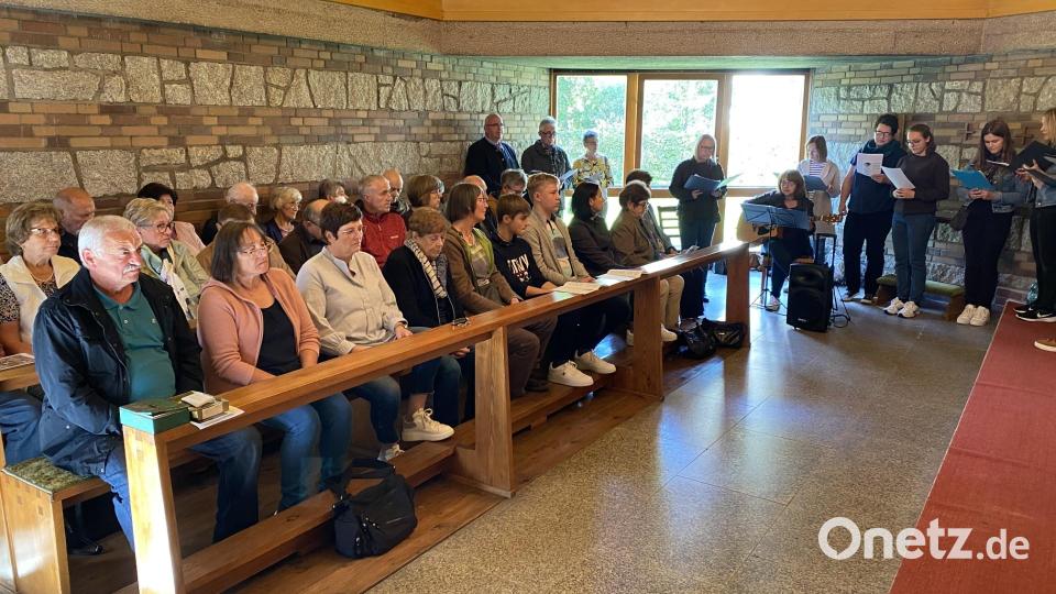 Die Katholische Landvolkbewegung Tirschenreuth gedachte in der Bruder-Klaus-Kapelle in Hatzenreuth an Schutzpatron Klaus von der Flue. Bild: Angelika Franz/exb