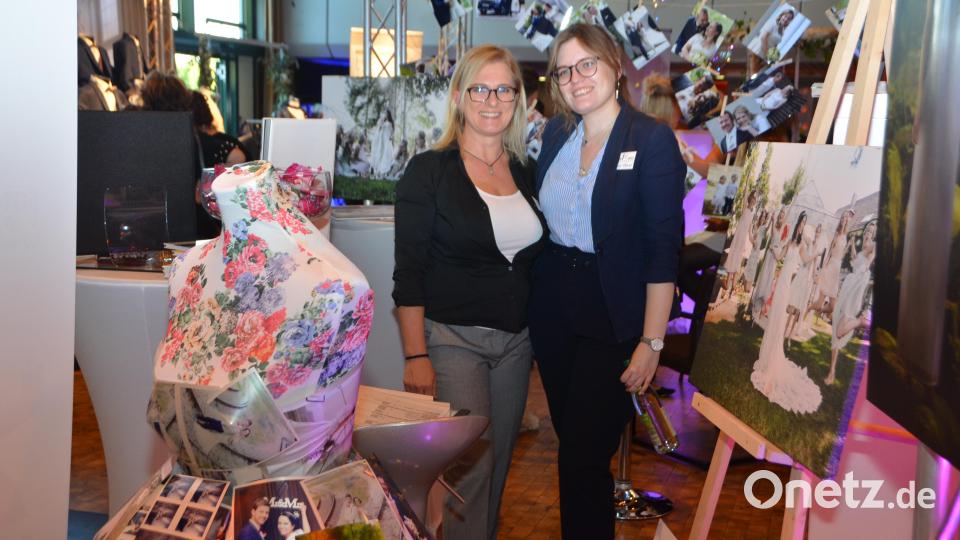 Bei der ersten Hochzeitsmesse in der Stadthalle präsentierten sich 26 Aussteller und gaben Tipps und lieferten Vorschläge für den Hochzeitstag. Bild: dob