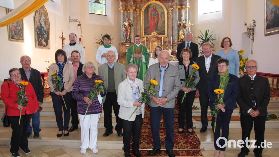 Die Ehejubilare aus der Pfarrei Hohenthan mit Pfarrer Konrad Amschl und den Vertretern der Pfarrei. Bild: kro