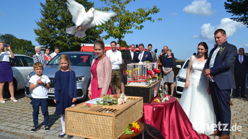 Katrin und Florian Portner haben in der Wieskirche geheiratet. Weiße Hochzeitstauben stiegen in den Himmel. Bild: gi