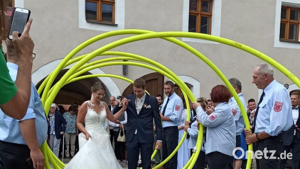 Die Feuerwehr Holnstein-Mittelreinbach stand für das Brautpaar, er ist Kommandant, Spalier. Bild: lei