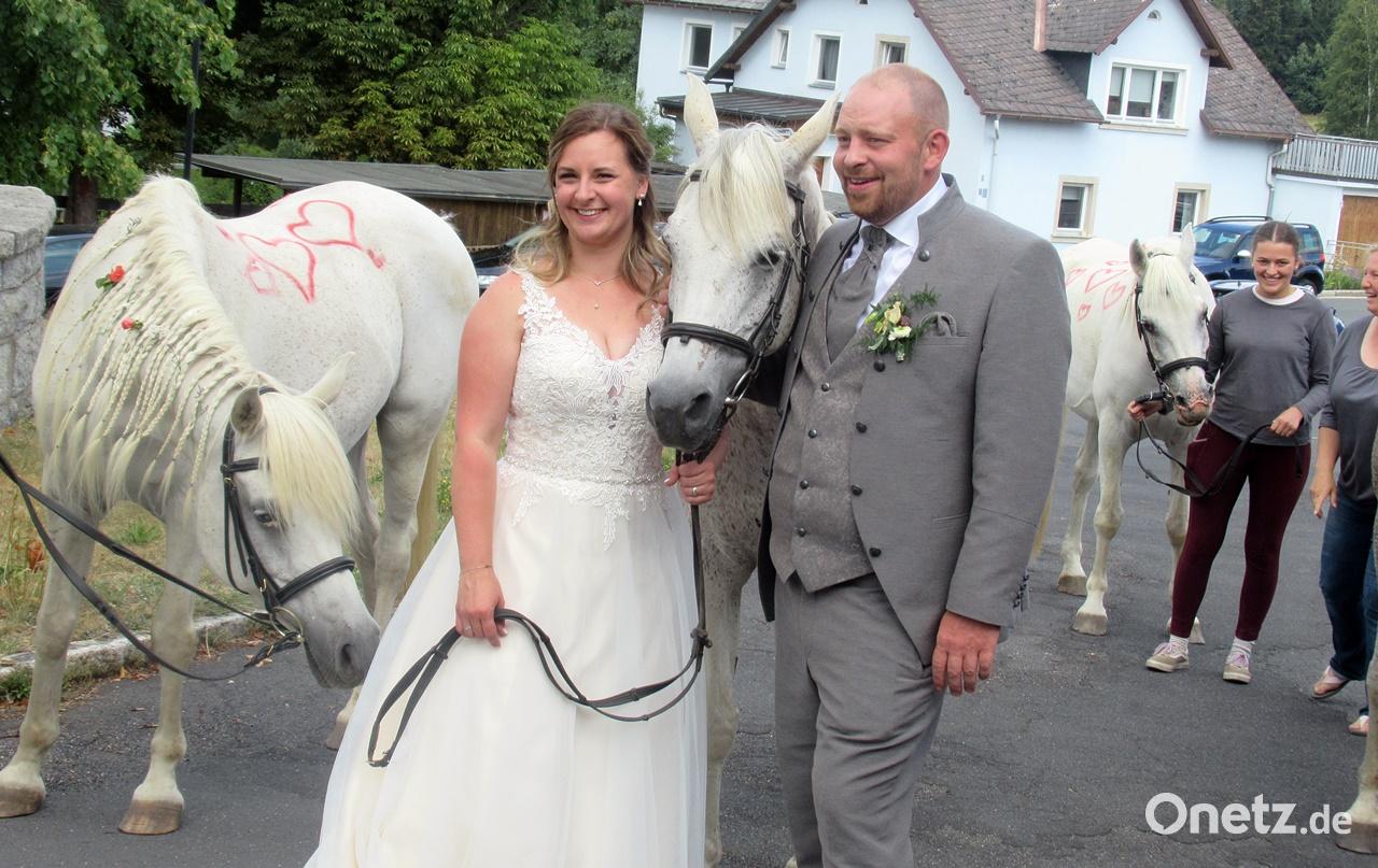 Auch Pferde erwarteten das Paar nach dem Hochzeitsgottesdienst auf dem Kirchplatz. Bild: Paula König/exb
