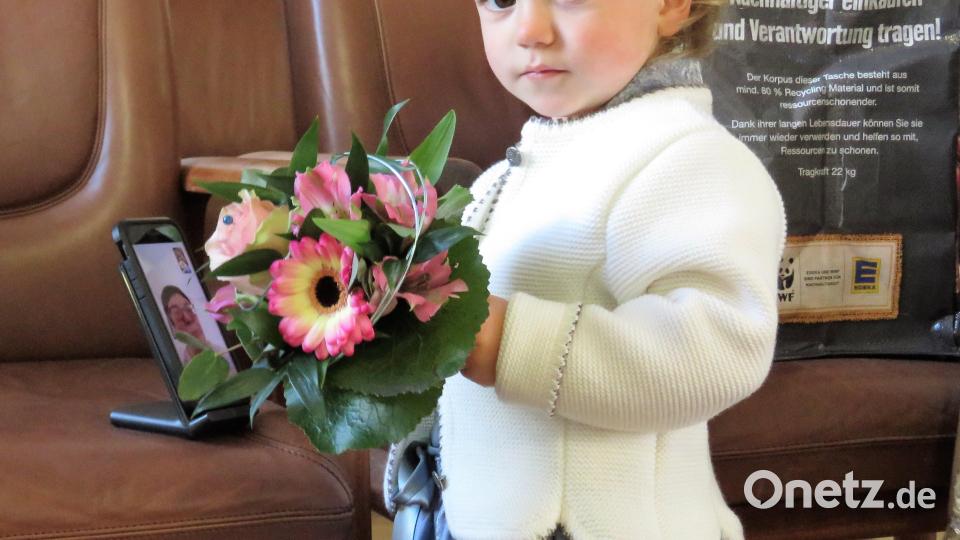 Die kleine Leonie plaudert mit der Oma. Die Mutter des Bräutigams verfolgt kurz darauf die Hochzeit per Videochat. Bild: ubb