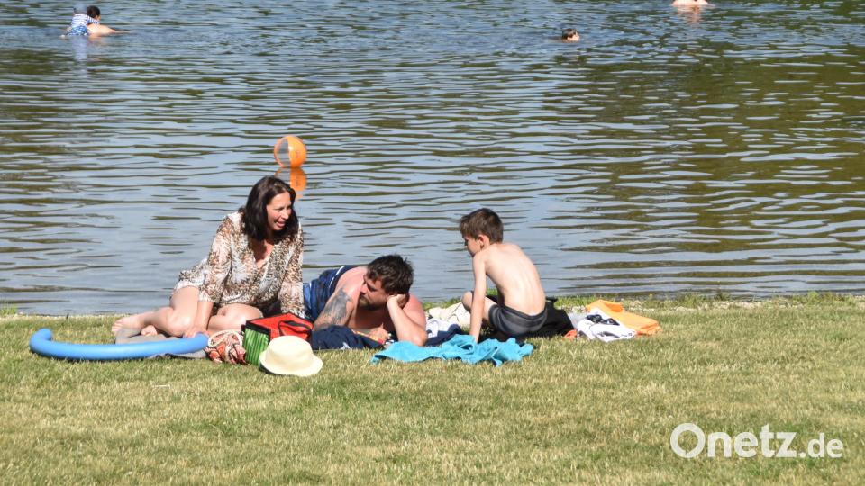 Bei der Hitze trieb es manch Bürger ins Schätzlerbad. Bild: hcz