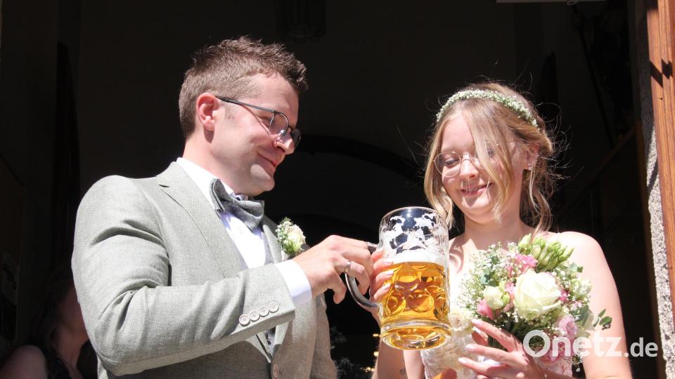 Ein kräftiger Schluck Bier, gesponsert von der Feuerwehr Voitenthan, durfte nicht fehlen. Bild: kro