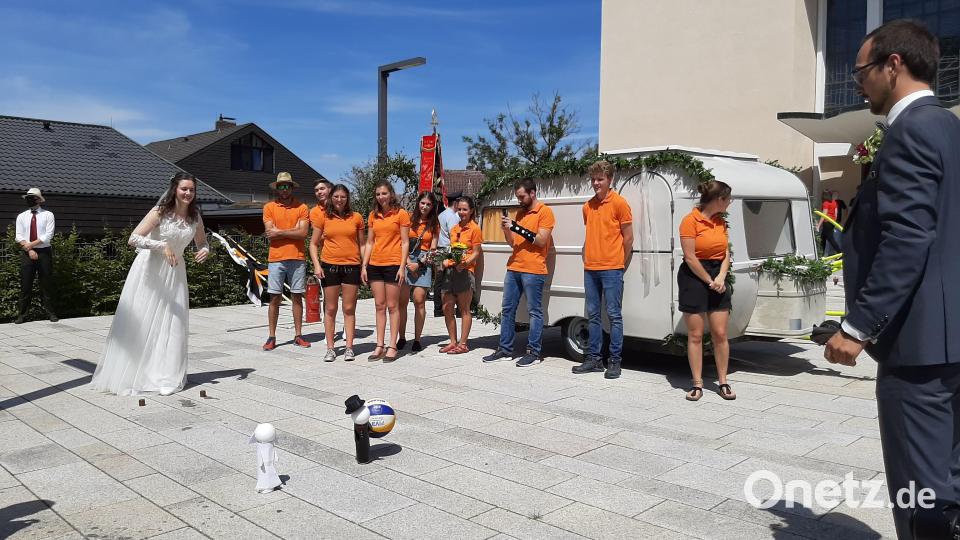 Mit dem Ball musste das Brautpaar versuchen, ihr kleines, blechernes Gegenstück am Boden wegzukegeln. Die Kolpingjugend hatte sich dieses Spiel ausgedacht. Für einen Treffer gab&#039;s ein Schnapserl. Bild: ise