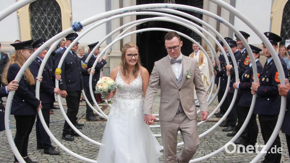 Ein Großaufgebot der Waldsassener Feuerwehr erwartete das Brautpaar: Nach dem Verlassen der Basilika mussten Lena und Lars Siller ein Schlauchspalier durchschreiten. Bild: kro