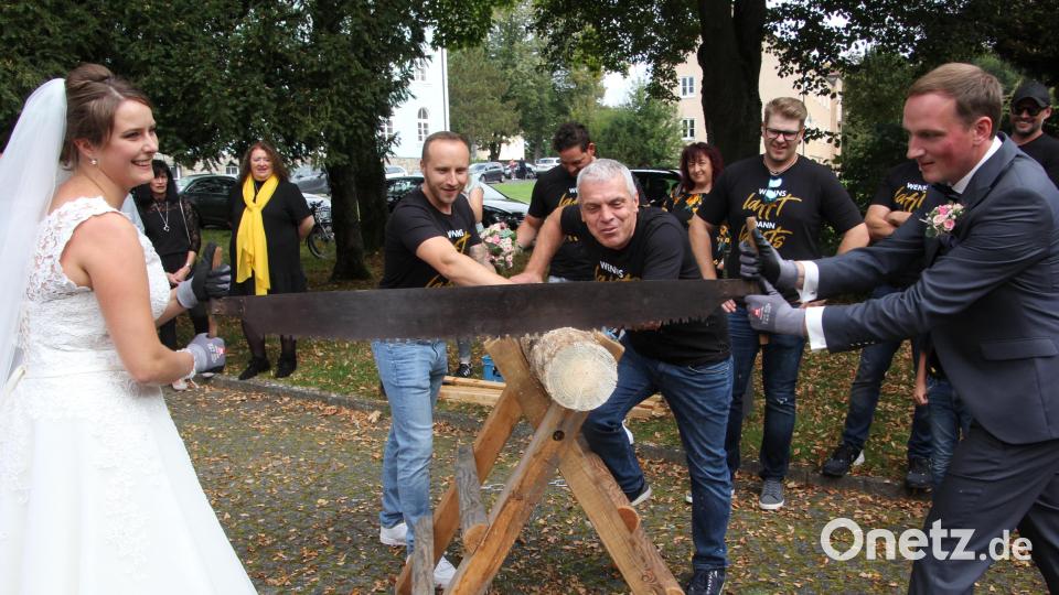Carina Gmeiner und Peter Härtl beim gemeinsamen Holzsägen. Bild: kro