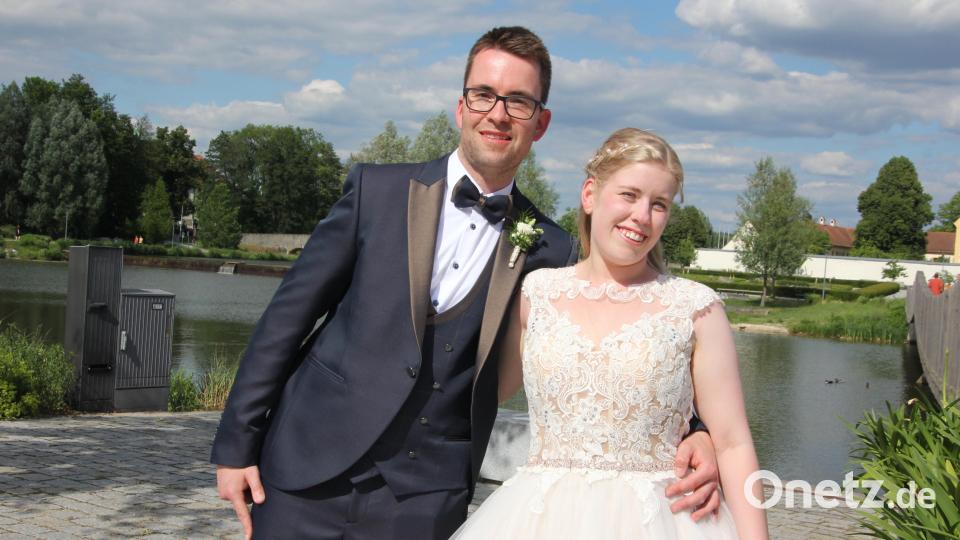 Melanie und Robert Söllner feierten nach der kirchlichen Trauung im Fischhofpark in Tirschenreuth. Bild: kro