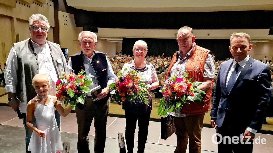 Diese drei Senioren haben Seniorenbeiratschef Peter Klein (links) und Oberbürgermeister Jens Meyer (rechts) zu Ehrensenioren ernannt: (von links) Erich Bäumler, Gerlinde Scherr und Harald Allgäuer. Bild: R. Kreuzer