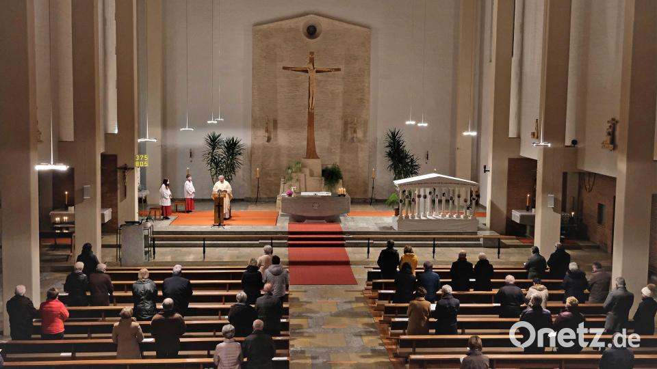Mit Abstand und ohne Gesang erleben die Jubiläumspaare ihren Dankgottesdienst. Bild: twi