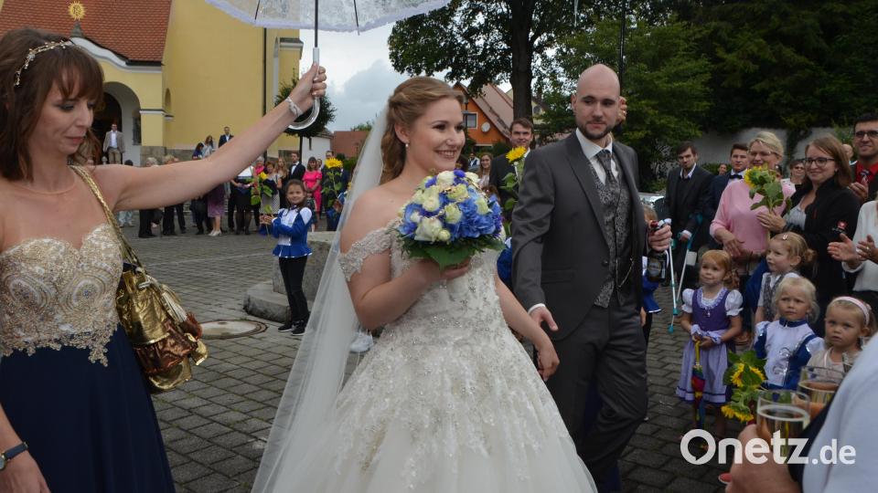 Eine Traumhochzeit feierten Thomas und Katharina Meyer. Pfarrer Albert Hölzl traute das Paar. Viele Verwandte und Freunde begleiteten das Paar in den siebten Ehehimmel. Bild: dob