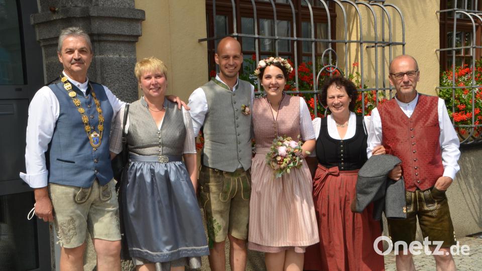 Wenn Zwei sich lieben, können sie sich freudestrahlend das Eheversprechen geben. Stadträtin Anna Wutzlhofer und Johannes Balk wurden im Rathaus getraut. Bürgermeister Andreas Wutzlhofer (links) legte zu diesem feierlichen Akt seine Amtskette um und war mächtig stolz auf seine Tochter. Bild: dob