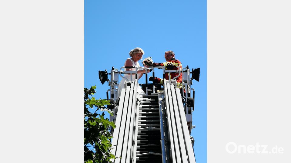 Nach der Brautmesse wurde Braut Tina auf die Kemnather Drehleiter &quot;entführt&quot;. Bräutigam und Oberlöschmeister Peter Wolf musste seine Tina dann zu Boden bringen und so aus der &quot;Notlage&quot; retten. Bild: mde
