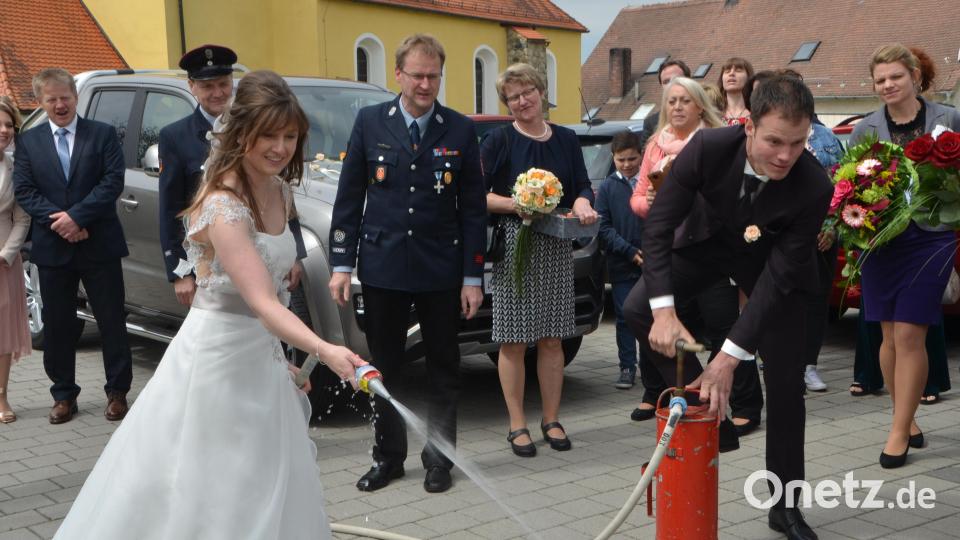 Die Hochzeit des Ehepaars Ramona Wildenauer und Tobias Scharl erregte in Oberlind viel Aufsehen. Katholischer Burschenverein Altenstadt, Katholische Landjugend, Freiwillige Feuerwehr, Arbeitskollegen und viele Verwandte und Freunde säumten den Weg nach der Trauung. Erstere leisteten sogar wichtige Freundschaftsarbeit beim Kennenlernen des Paars. Bild: dob