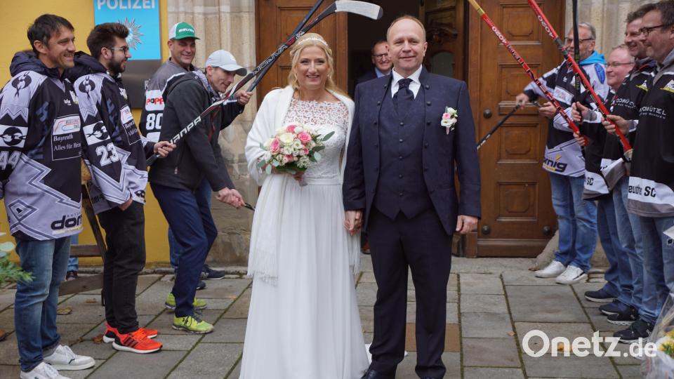 Spalier standen nach der Trauung Eishockeyspieler des SC Bayreuth und die Mitarbeiter der Immenreuther Gemeindeverwaltung, die eine besondere Geburtstagstorte als Geschenk überreichten und einen Sägebock aufstellten. Bild: bkr