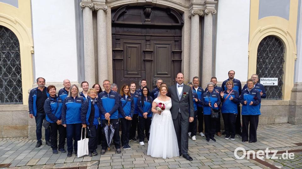 Andreas und Raphaela Berling zusammen mit den Mitgliedern des Sportkegelclubs Bavaria Fortuna Waldsassen. Bild: Klaus Burger/exb