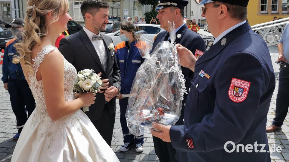 Die ersten Gratulanten des frisch vermählten Brautpaares waren die Feuerwehrkommandanten Peter Denz und Norbert Weismeier. Schon was besonders, wenn der frisch gebackene Feuerwehrvorsitzende heiratet. Bild: mde