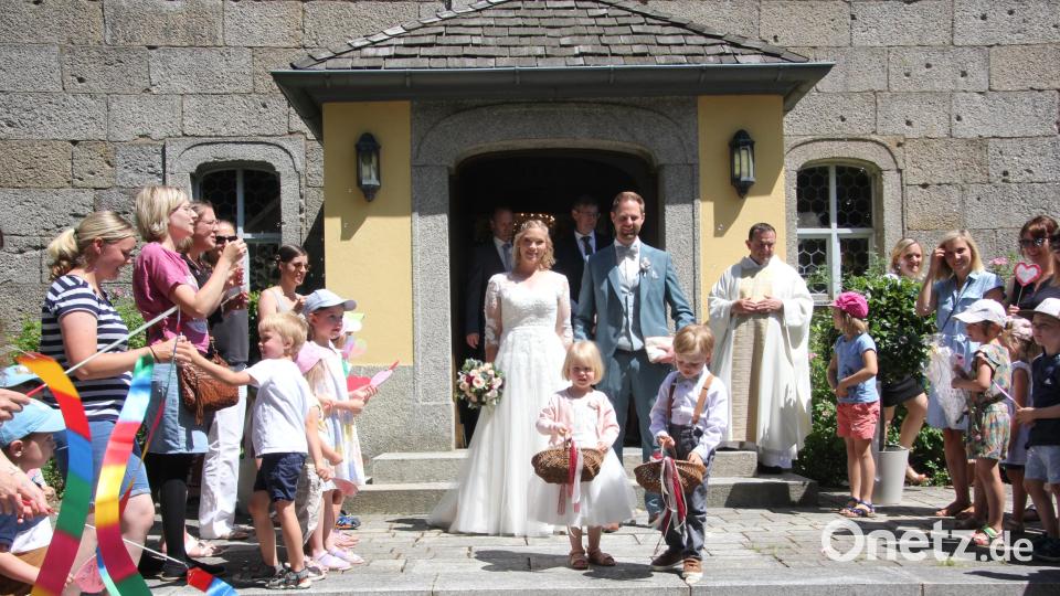 Die Erzieherinnen und die Kinder der &quot;Schmetterlingsgruppe&quot; des Kinderhauses &quot;Unsere Kleine Welt&quot; aus Bärnau erwarteten nach der Trauung das Brautpaar Saskia Weigl und Florian Sölch vor der Steinbergkirche. Bild: kro