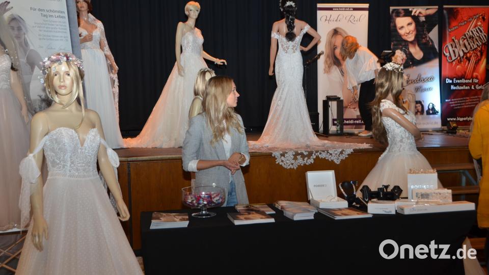 Bei der ersten Hochzeitsmesse in der Stadthalle präsentierten sich 26 Aussteller und gaben Tipps und lieferten Vorschläge für den Hochzeitstag. Bild: dob