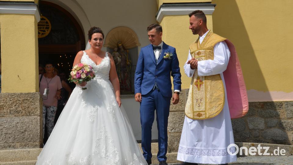 Lisa Gößl aus Waldau und Kevin Schutzbier aus Floß ließen sich von Pfarrer Sebastian Scherr in der Waldauer Benefiziumskirche St. Johannes Nepomuk trauen. Bild: dob