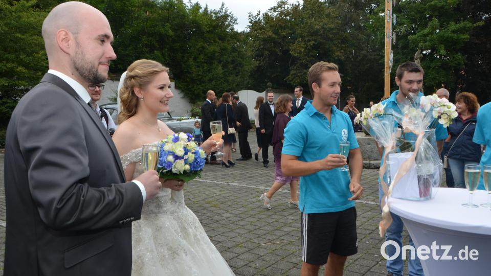 Eine Traumhochzeit feierten Thomas und Katharina Meyer. Pfarrer Albert Hölzl traute das Paar. Viele Verwandte und Freunde begleiteten das Paar in den siebten Ehehimmel. Bild: dob