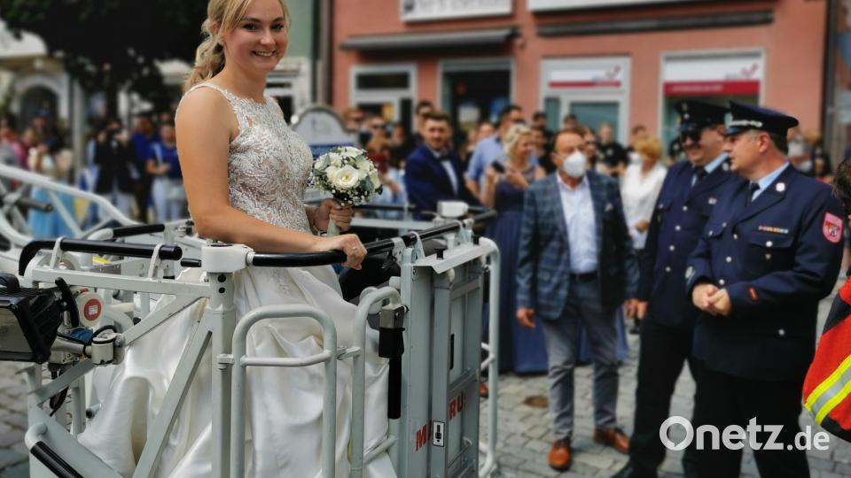 Im Korb der Kemnather Drehleiter wurde die frisch vermählte Braut in den &quot;Kemnather Liebeshimmel&quot; gehoben. Bild: mde