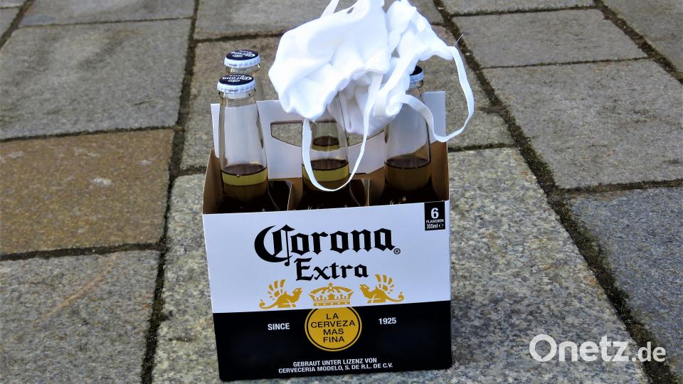 Humor ist, wenn man trotzdem lacht: Zu dieser Hochzeit gab es als Geschenke unter anderem Corona-Bier und Mundschutzmasken. Bild: ubb