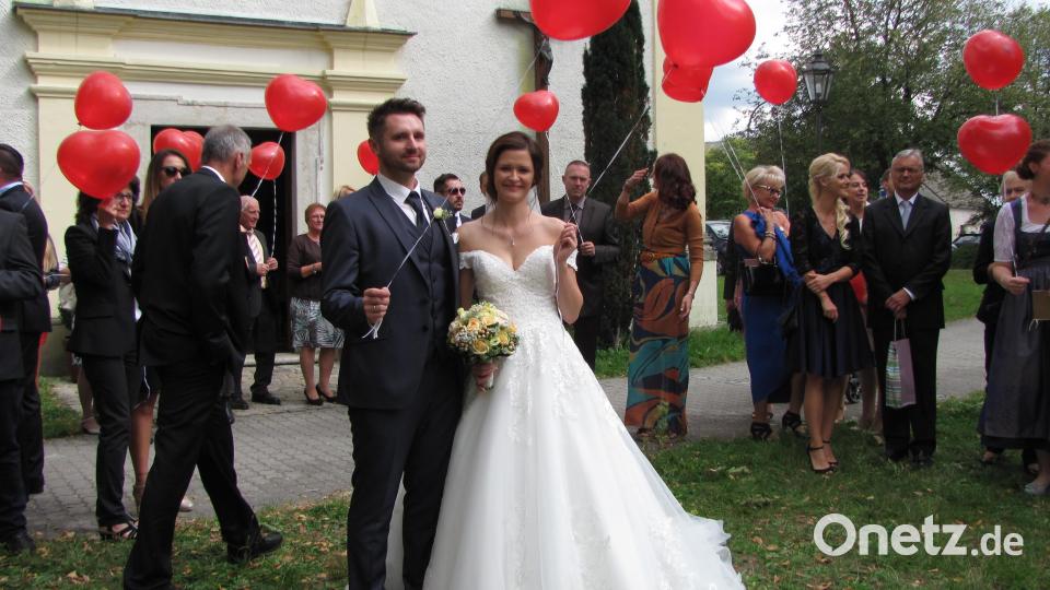 Das Brautpaar Christina und Kevin Tafelemeier lässt nach der kirchlichen Trauung rote Herzballons in den Himmel steigen. Bild: sei