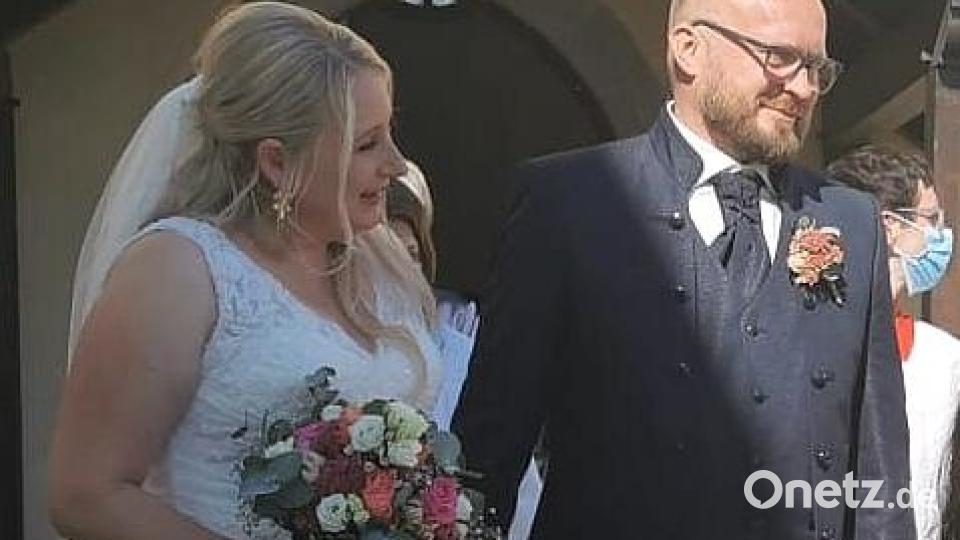 Anja und Norbert Fischer freuen sich nach dem Gottesdienst über viele Glückwünsche zur Vermählung. Bild: Rudolf Straubinger/exb