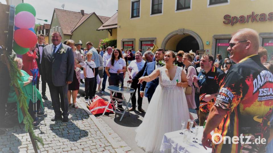 Zielgenauigkeit mit den Dartpfeilen beweisen die Braut Laura Roth und Bräutigam Christian Sterr. Bild: gz