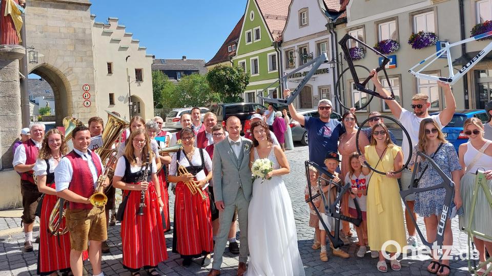 Zu den Gratulanten gehörten unter anderem die Stadtkapelle Kemnath und die Arbeitskollegen von Cube. Bild: Sonja Sporrer/exb