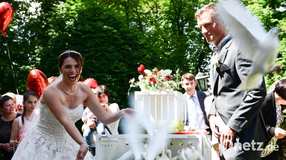 Die glückbringenden weißen Tauben durften bei der Traumhochzeit von Evi und Stephan Seidl nicht fehlen. Bild: Freya Stoeckl