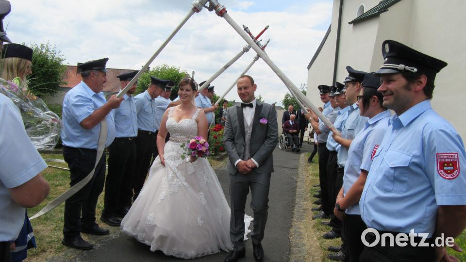 Bei idealem Hochzeitswetter warteten vor der Kirche die Aktiven der Bernsteiner Feuerwehr auf das Brautpaar Marlena und Stefan. Bild: ang