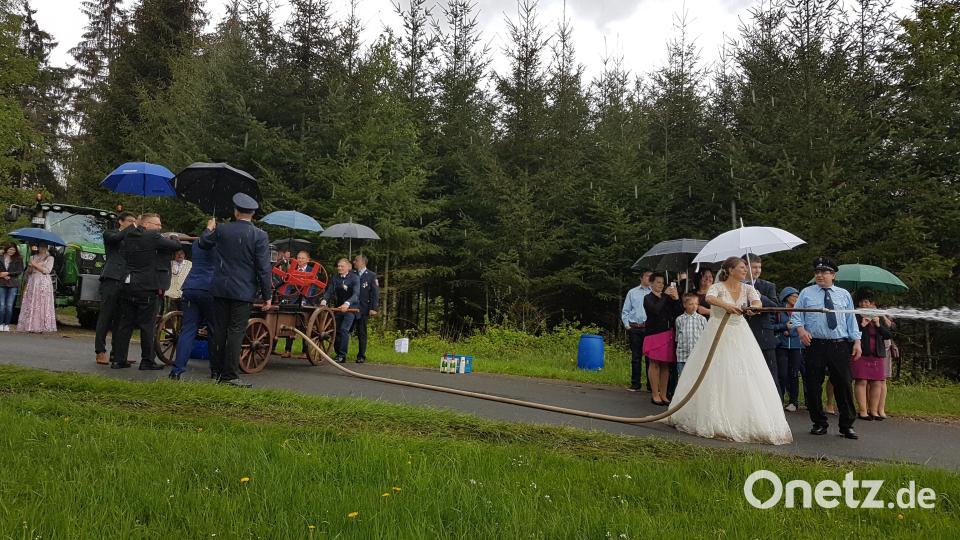 Die Braut beim Löschen des Brandes, der Bräutigam hilft ihr. Bild: hzi