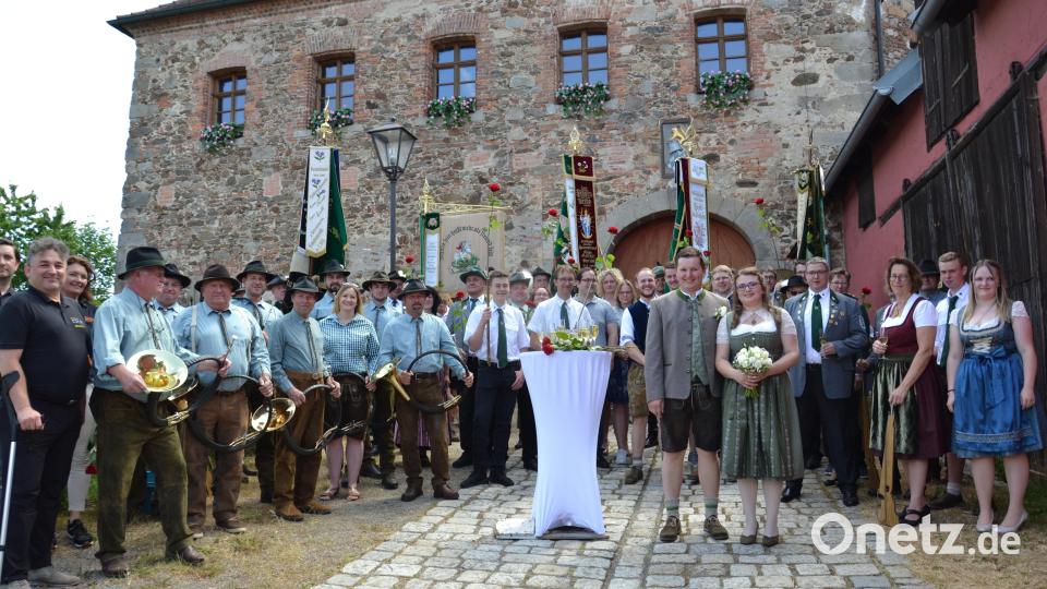 Zahlreiche Vereine wünschten dem Brautpaar viel Glück. Bild: gi