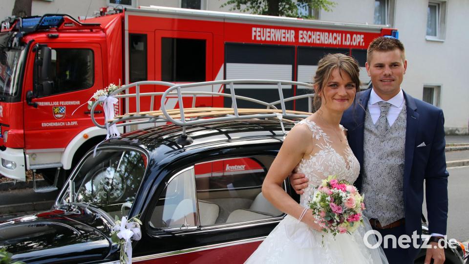 Nicht mit dem großen Feuerwehrfahrzeug, dem betagten VW Käfer ging es für Kerstin und Lucas Rauch zur Feier. Bild: jma
