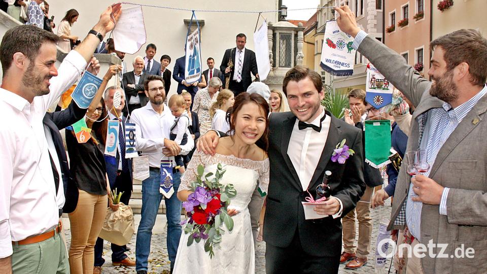 Freunde, Familie und der Round-Table Weiden gratulieren dem vermählten Paar. Bild: R. Kreuzer