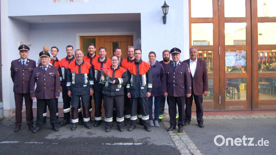 Die Siegermannschaft der Feuerwehr Lennesrieth mit KBI Wolfgang Schwarz (links), KBI Martin Weig (Zweiter von links), Bürgermeister Josef Beimler (rechts) , KBM Alexander Kleber (Zweiter von rechts), Daniel Arlt (Dritter von rechts) und Sabine Arlt (Vierte von rechts). Bild: fla